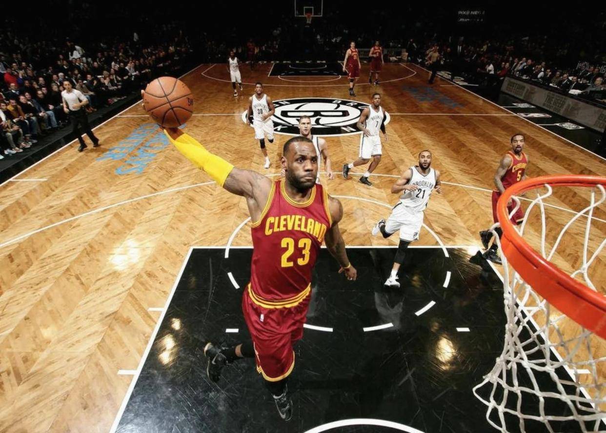 包含詹姆斯回归赛场，战术调整首场状态亮眼，西班牙队观众沸腾！的词条