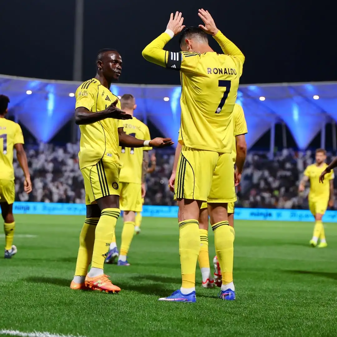 爱游戏-C罗回归赛场，连败首场状态亮眼，利物浦观众沸腾！的简单介绍